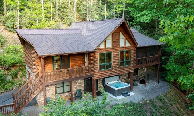 Burnsville Cabina | Bearadise Mtn Lodge! Hot Tub+Fire-Pit, Grill, WiFi, Golfing, Hiking & Fishing!