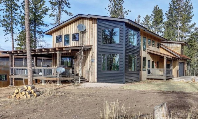 Lead Casa | Bearded Wonder – Hot tub, shuffleboard, foosball & modern rustic mountain luxury!
