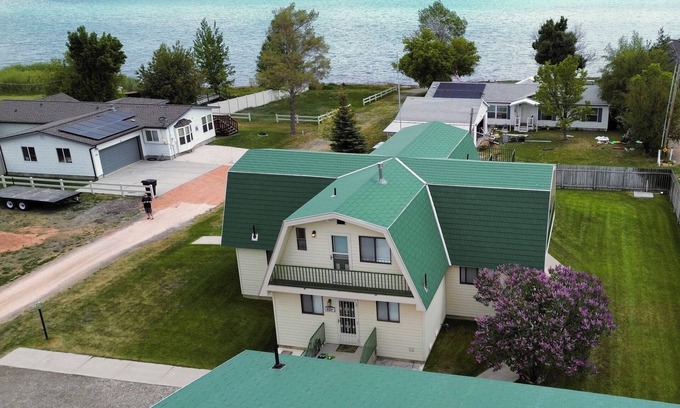 Garden City Casa | Bearfoot Cottage right on the lake, large lawn and deck, sleeps 19, parks 7