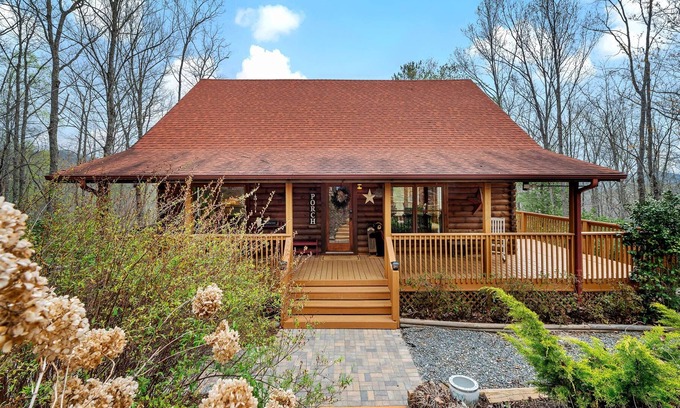 Sweetbriar Farms Cabina | Bearfoot Escape, Hot Tub, Mountain Views, Private!