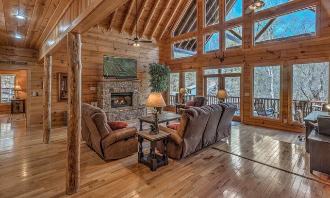 McCaysville Cabina | Bearfoot Lodge - Pet Friendly | Hot Tub | River front | Pool Table | Shuffleboard