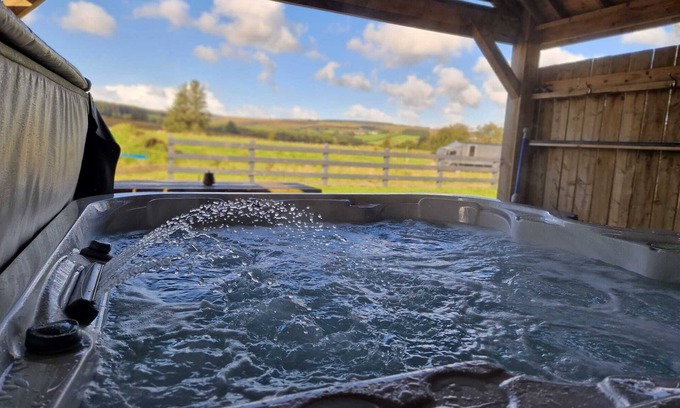 Coleraine Otro | Beautiful countryside house with hot tub