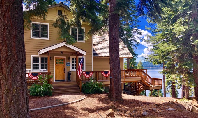 Lake Almanor Country Club Casa | Casa frente al lago en Lake Almanor Country Club- hermosas vistas! Muelle privado / boya