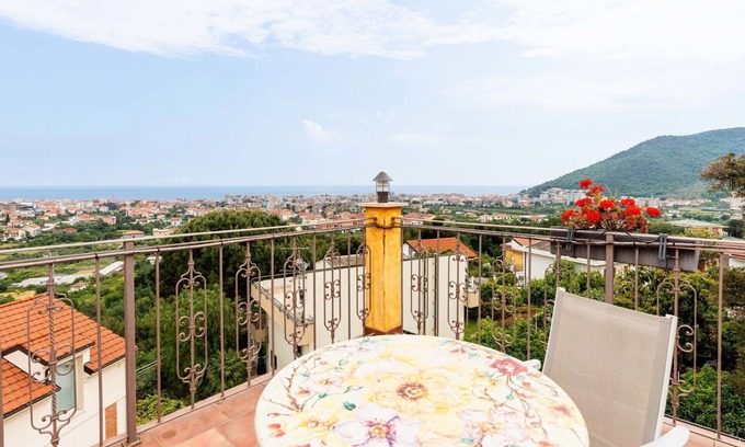 Borghetto Santo Spirito Villa | Acogedor apartamento en villa para 5 personas con piscina, A/C, WIFI, balcón y mascotas permitida