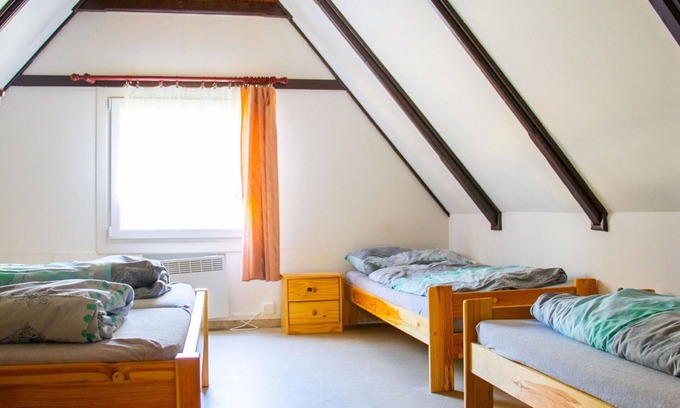 Hradec Kralove Casa | Bonito apartamento en villa para 12 personas con WIFI, TV, patio y mascotas permitida