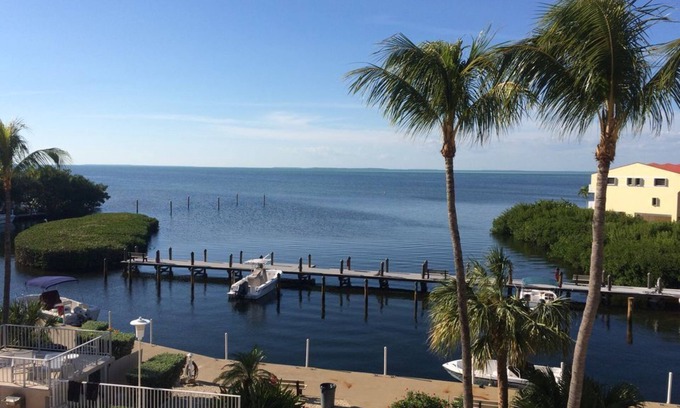 Islamorada Condominio | Hermoso apartamento de 1 dormitorio con una vista fenomenal directa a la bahía 312