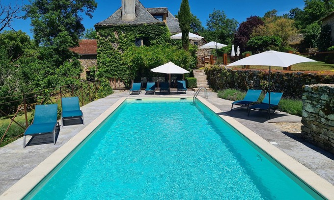 Vailhourles Otro | Hermosa casa de campo de piedra del siglo XVIII con piscina en el Mas d'Arjac, Aveyron