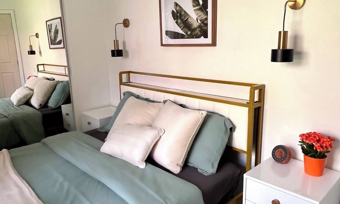 Mid-Wilshire Apartamento | Beautiful 1BR, Central Location. Parking and Patio