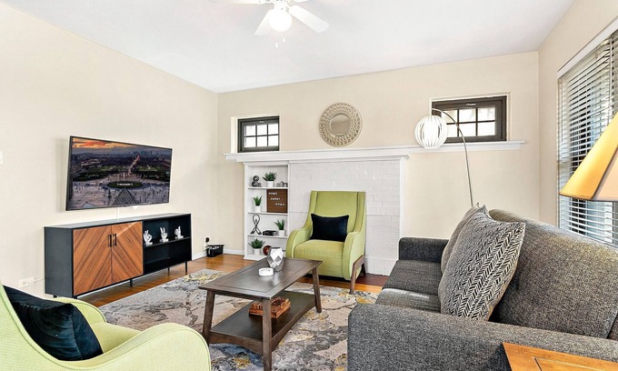 Hyde Park Apartamento | Beautiful 1BR Home in Historic Hyde Park Near University of Chicago