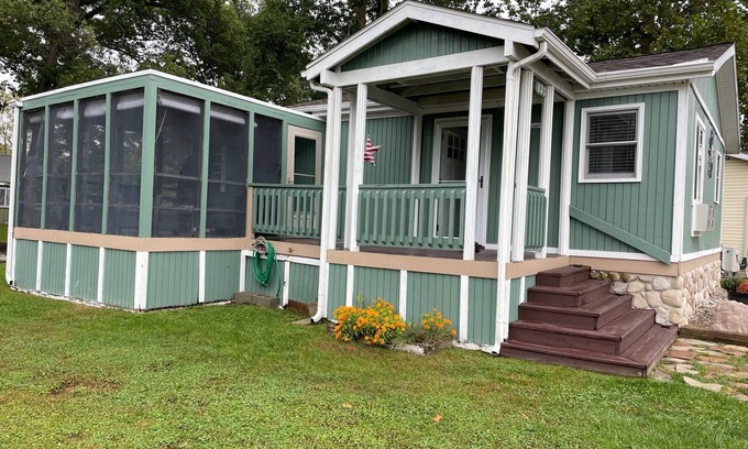Brimfield Casa | Beautiful 2 bd 1bath Lake cottage.. boat dock , fire pit, screened porch