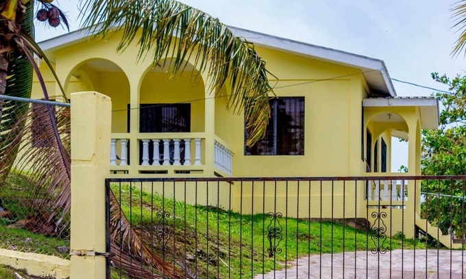 Santa Elena Casa | Hermosa casa de 2 dormitorios en la cima de una colina en Santa Elena Cayo, Belice