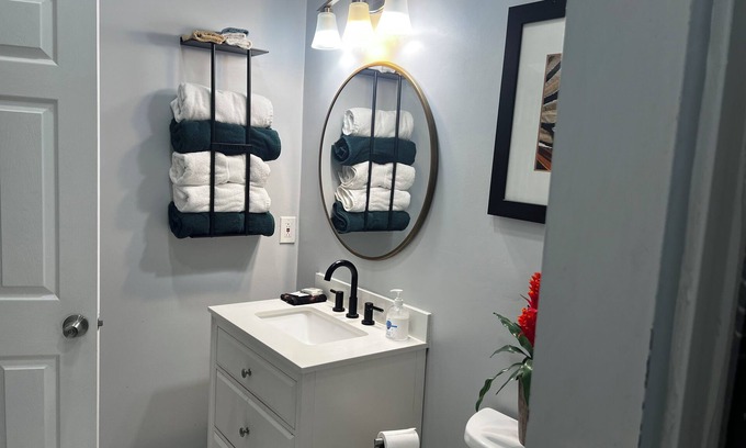 Wadley Condominio | Beautiful 2-bedroom Suite with luxury bedding, modern and chic in Wadley, GA