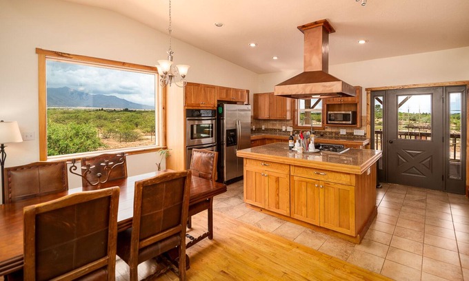 Hereford Casa | Beautiful 2 Story with Mountain Views