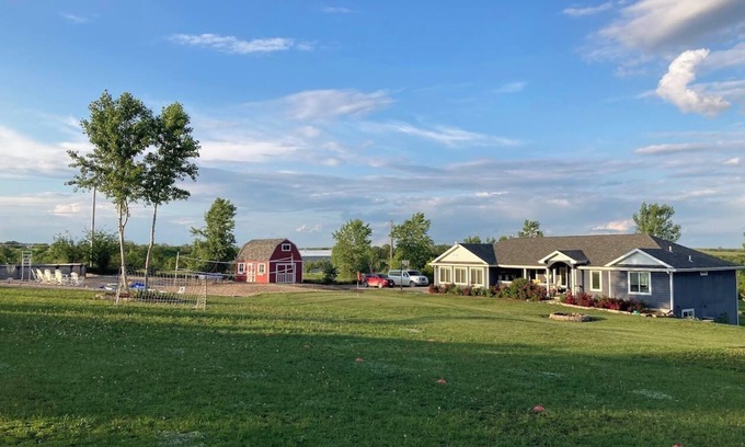 Pottawatomie County Casa | Beautiful 2800 sq ft., 4 bedroom country home with private beach and pool!