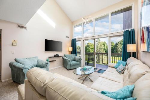 Acme Apartamento | Beautiful 2BDR Loft Suite at Golf Course Condo 5549