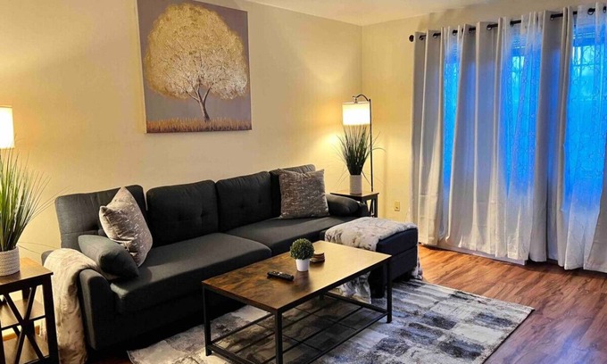 Orange Prairie Apartamento | Beautiful 2BR Apartment. Black-out Curtains