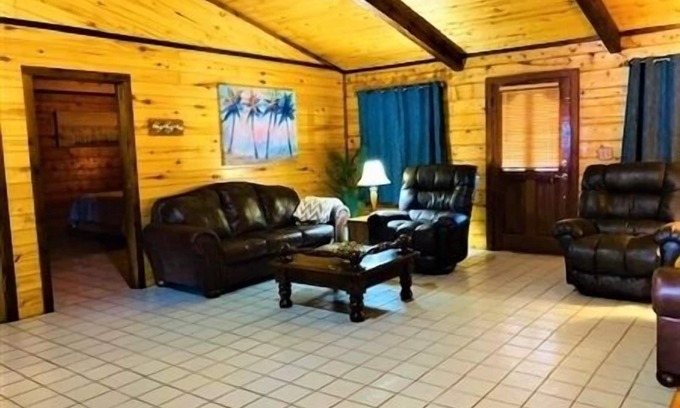 Port Mansfield Cabina | ¡RECIENTEMENTE RENOVADO! El Puerto Mansfield Palapa. Tres habitaciones, dos baños. Hermoso patio privado. Fuera del agua