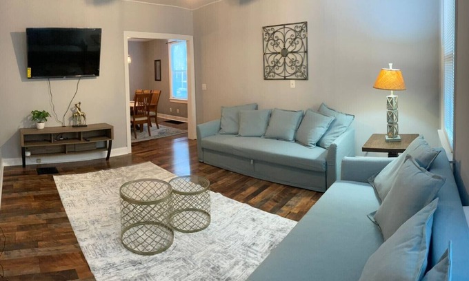 Hamilton Casa | Beautiful 3 bedroom house Downtown Hamilton near Spooky nook / Miami University