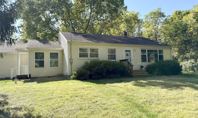 Bath Casa | Beautiful 3-bedroom house close to MSU and Downtown Lansing