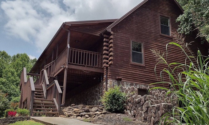 Mooresburg Casa | Beautiful 3-bedroom log cabin in wonderful Mooresburg TN on gated 2 plus acres.