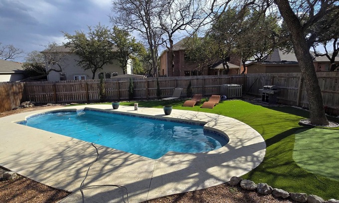 Far North Central Casa | Beautiful 3 bedroom house with private pool, WiFi, San Antonio Rim/Cantera area