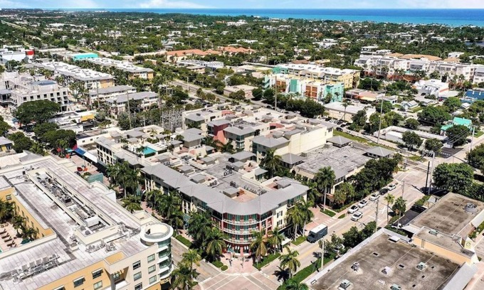 Pineapple Grove Arts District Condominio | Beautiful 3 Br. Condo (230336) by Houzlet