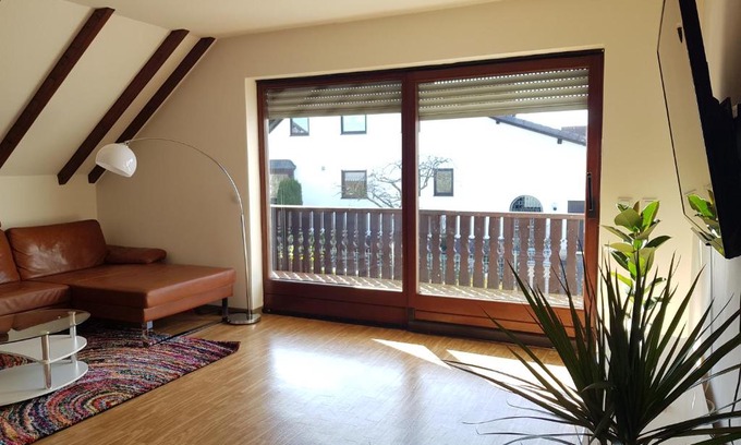 Hessdorf Apartamento | Beautiful 3 rooms apartment 110 m2, kostenloser Parkplatz, großer Balkon