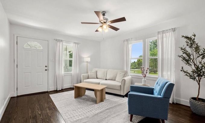 Kennesaw Casa | Beautiful 3BR/2Bath home with porch swing! WiFi and office space
