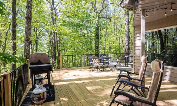 Cliff Ridge Colony Casa | Beautiful 3BR, 3 bath 2 Pools, Lake, close to Cesars Head and Dupont