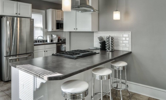 Dundee-Happy Hollow Historic District Casa | Beautiful 4 bedroom home, Midtown, Sanitized