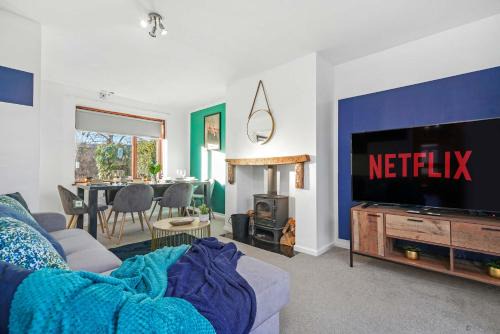 Rugby Casa | Beautiful 4 Bedroom Home with Parking in Rugby