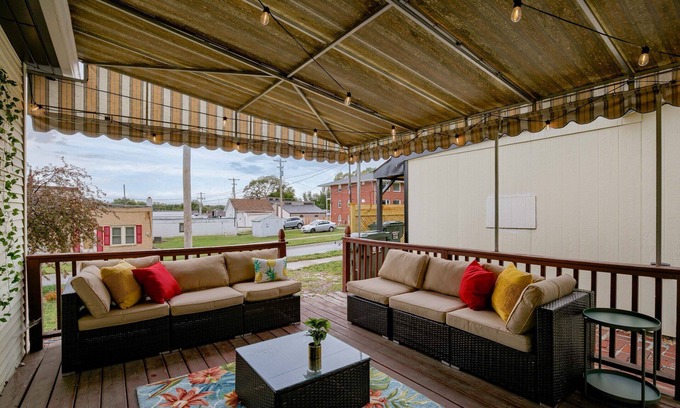 Bethany Casa | Beautiful 4bd with Contemporary Interior upstairs unit