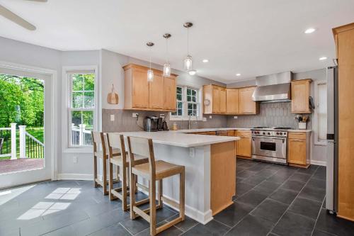 Homewood Casa | Beautiful 4BR - Walking Distance to Stadium