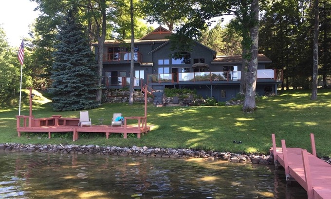 Bellaire Casa | Hermosa casa de 5 habitaciones en Clam Lake con acceso a Torch Lake.