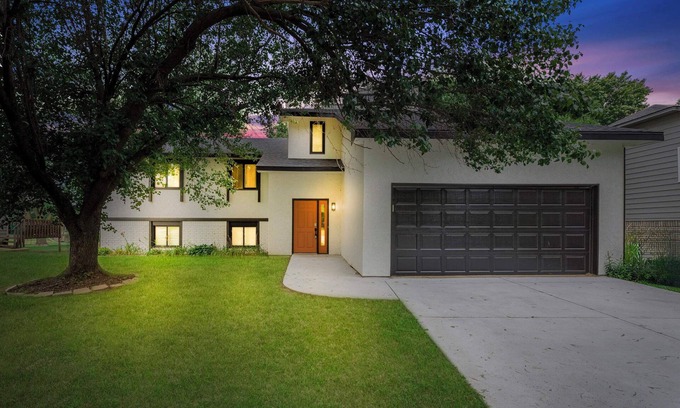 Wichita Casa | Beautiful 6 bed, 3 bath home in quiet neighborhood