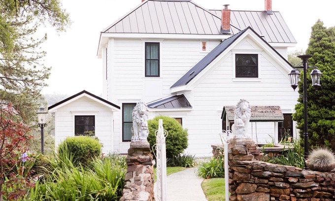 Auburn Casa | Beautiful 6 bedroom Historic Park Victorian