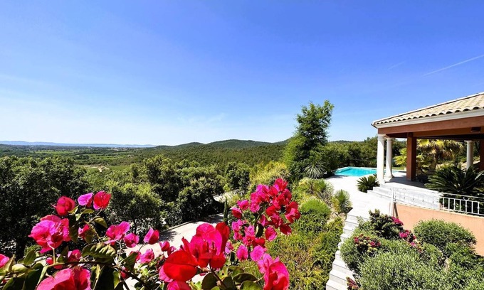 La Londe-les-Maures Casa | Beautiful air-conditioned villa for 6 people with pool and stunning sea view in La Londe les Maures