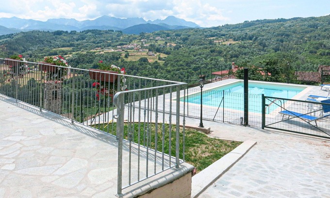 Villa Collemandina Villa | Acogedor apartamento en villa para 5 personas con WIFI, piscina, terraza y mascotas permitida