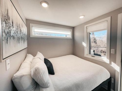 Old Southwest Apartamento | Beautiful and Elegant River Front Cottage