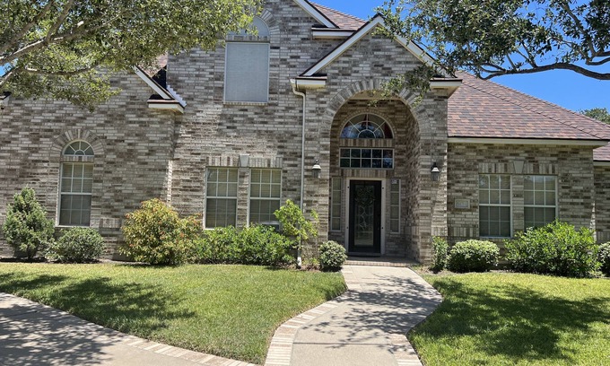South Side Casa | Beautiful and Spacious Home-Just minutes from beaches