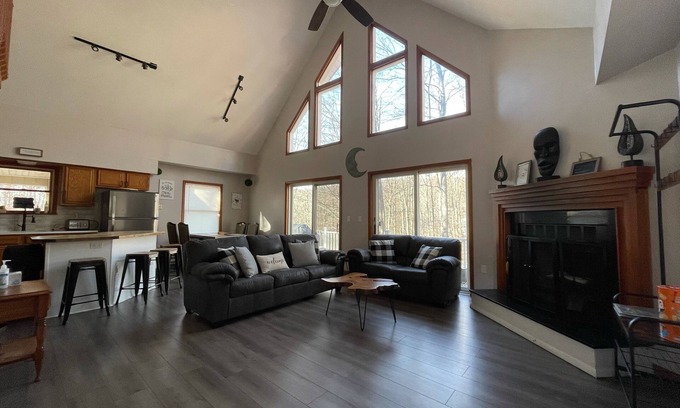 Bushkill Chalet De Esquí | Beautiful and Spacious Pocono Chalet near all 4 season activities!