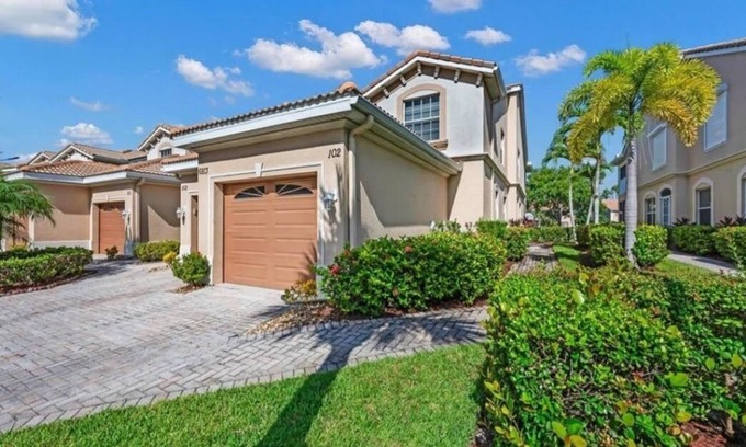Naples Villa | Beautiful and spacious villa with 1-car garage in Glen Eagle Golf & Country Club