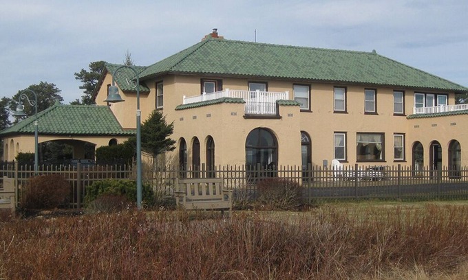 Old Orchard Beach Villa | Hermosa y espaciosa mansión de villa española frente al mar