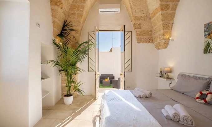 Salice Salentino Apartamento | Beautiful apartment for 6 guests with WIFI, hot tub, A/C, TV and terrace, close to Lecce