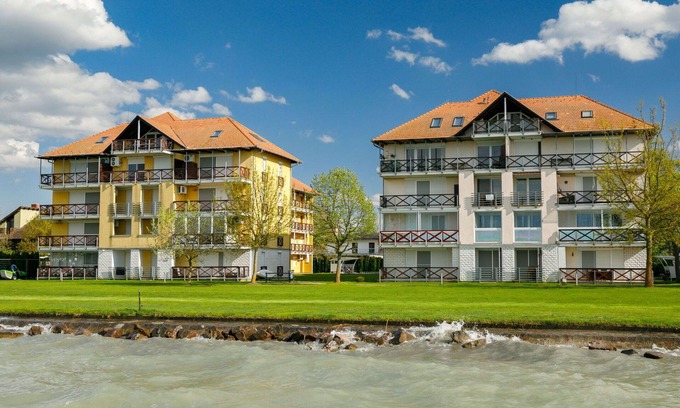 Balatonoszod Apartamento | Hermoso apartamento para 5 personas con A/C, WIFI, TV, balcón, mascotas permitida y aparcamiento