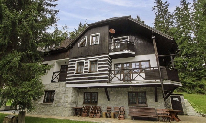 Harrachov Casa | Acogedor apartamento en villa para 19 personas con WIFI, TV y balcón