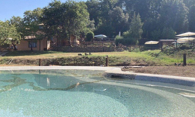 Castagneto Carducci Villa | Bonito apartamento en villa para 4 personas con A/C, piscina, WIFI, TV, patio y mascotas permitida