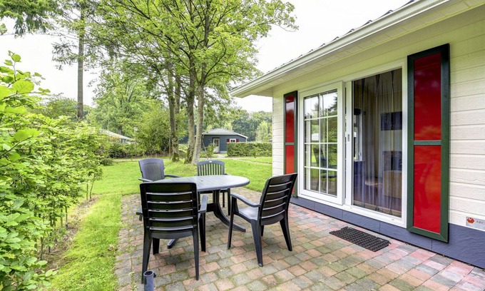 Municipality of Dalfsen Casa | Bonito apartamento en villa para 4 personas con piscina, WIFI, TV y terraza