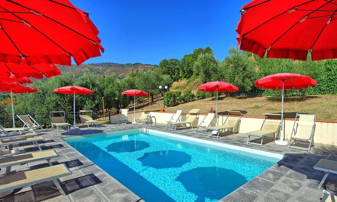 Montebonello Villa | Hermoso apartamento en villa para 6 personas con WIFI, piscina, TV, veranda y mascotas permitida