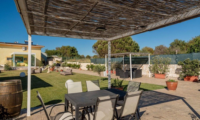 Eden Beach Villa | Precioso apartamento en villa con A/C, WIFI, piscina, TV, patio y mascotas permitida